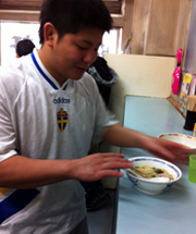 立ち食いする学生